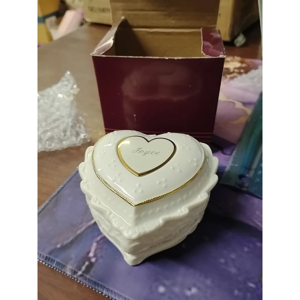 Ivory‎ Ceramic Gold Trim Covered Heart Shaped Trinket Jewelry Music Box 